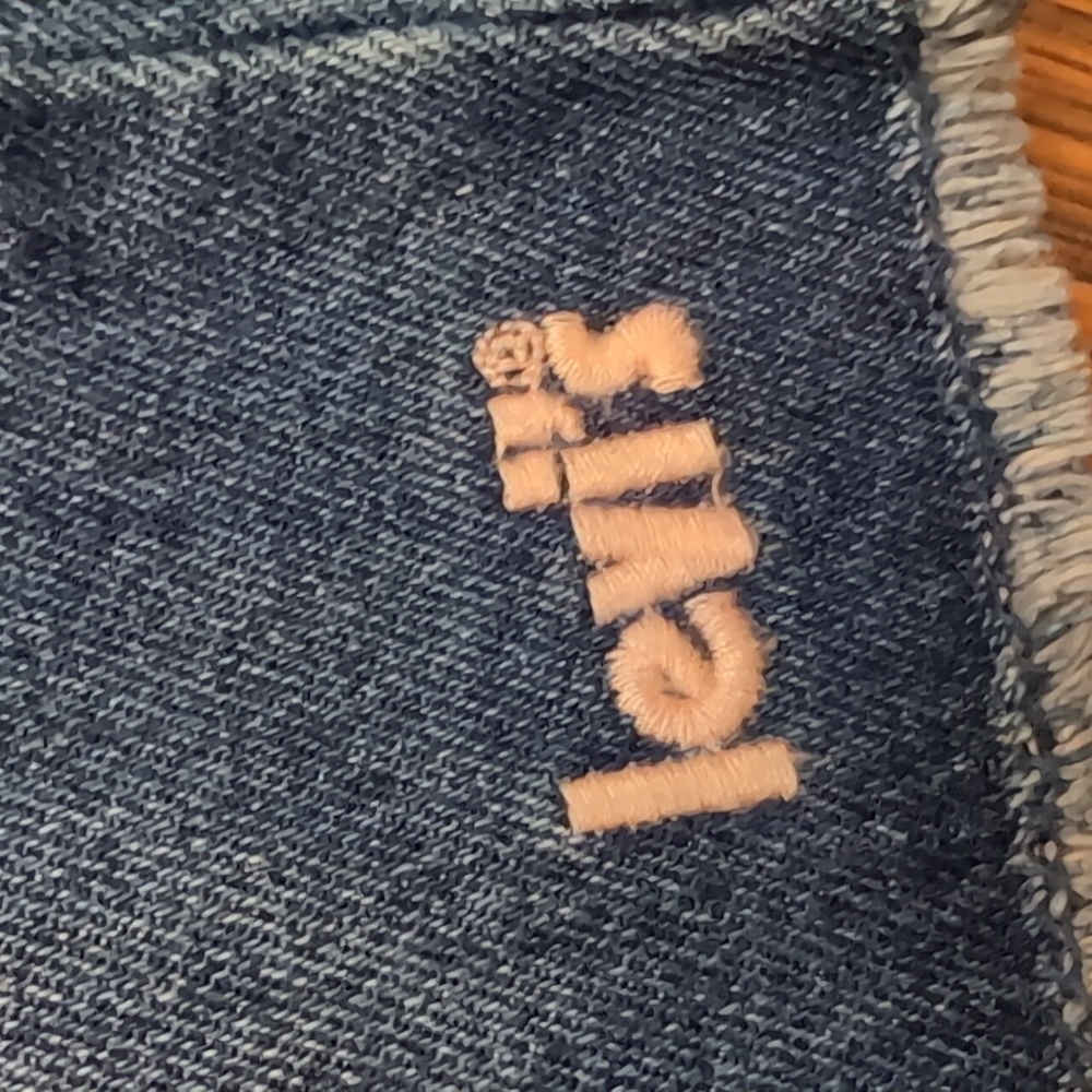 Girls Levi's shorts - Picture 4 of 10